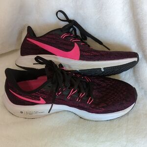 Nike Women's Black and Pink Running Shoes